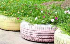 Reciclaje de neumáticos viejos para crear encantadoras y coloridas macetas de jardín