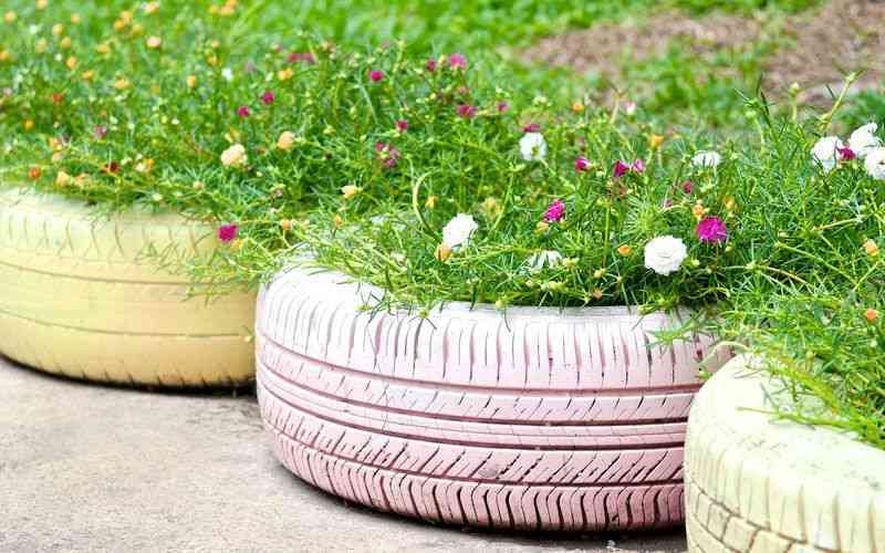 Upcycling de neumáticos viejos para crear encantadoras y coloridas jardineras